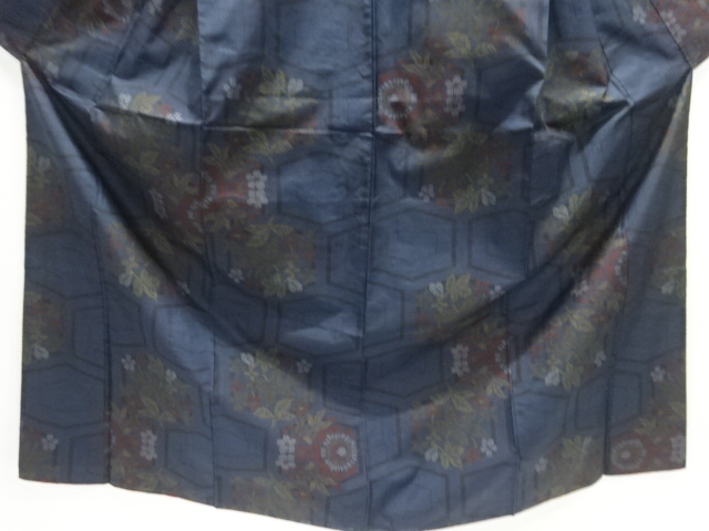  未使用品　亀甲に草花模様織り出し本場泥大島紬着物(5マルキ)